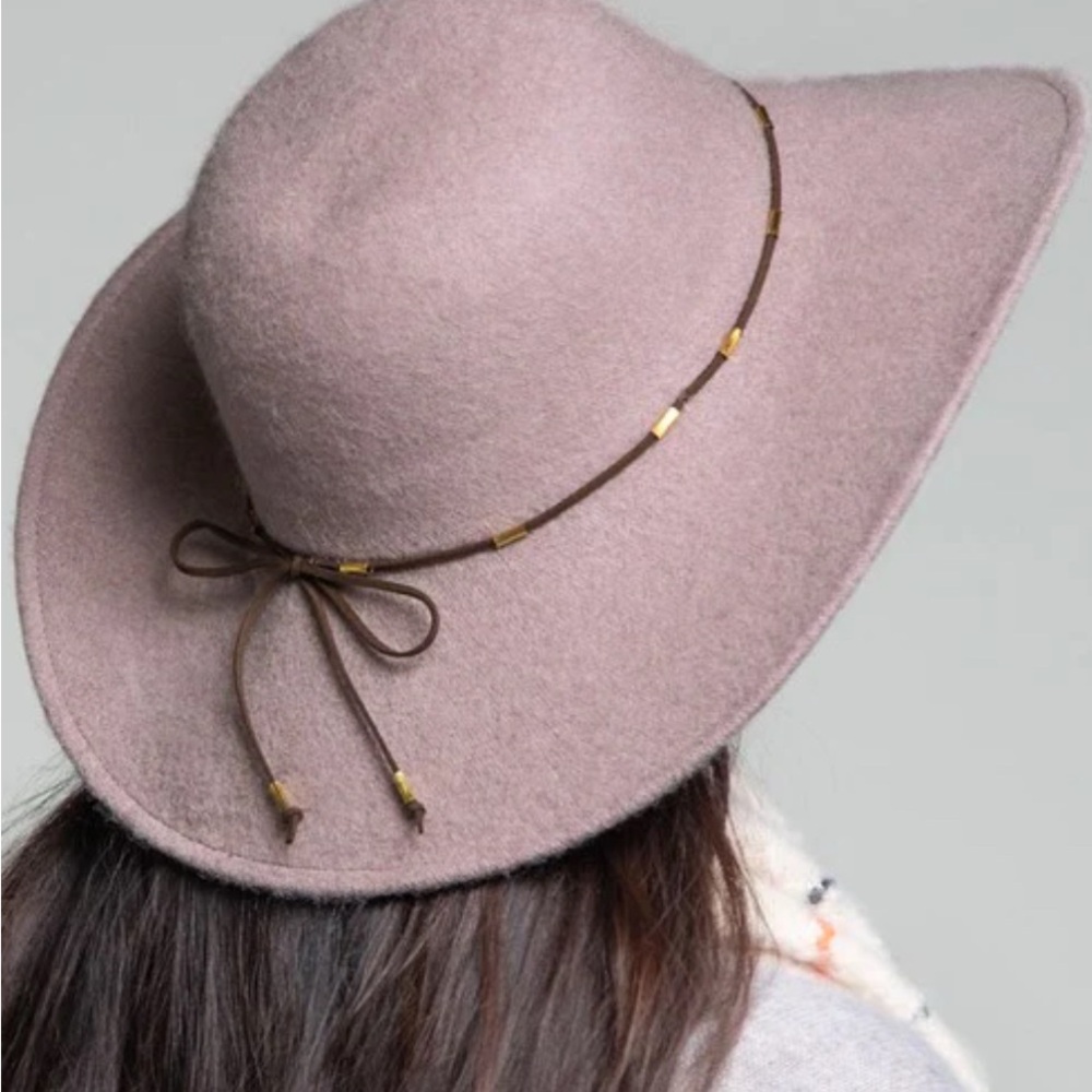 Elegant Mauve Wool Hat with Brown Accent